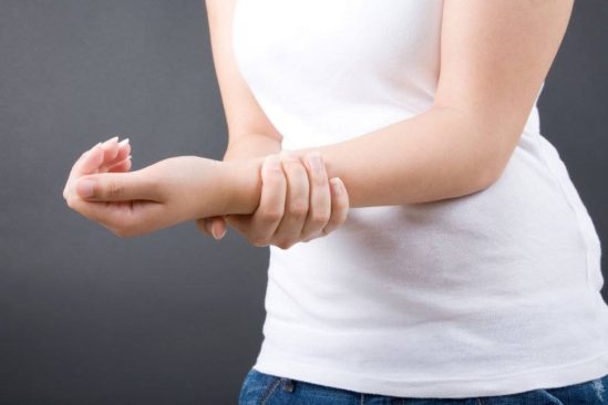 khi ngủ dậy và thấy tay hoặc chân tê bại. (Ảnh: US News Health)